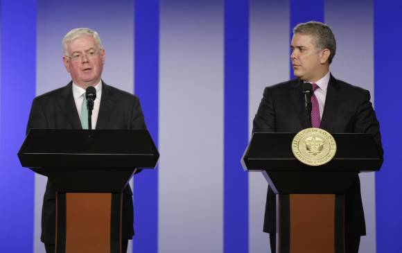 El delegado de la Unión Europea Eamon Gilmore y el presidente de Colombia Iván Duque. Foto: Colprensa