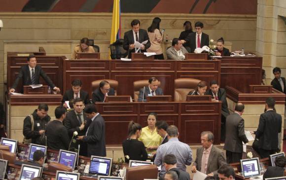 Maratónica fue la jornada en la Cámara de Representantes para aprobar la ley que reglamenta la justicia transicional. La Conciliación deberá hacerse antes del jueves, cuando termina el trámite abreviado de normas “fast track”. FOTO Colprensa
