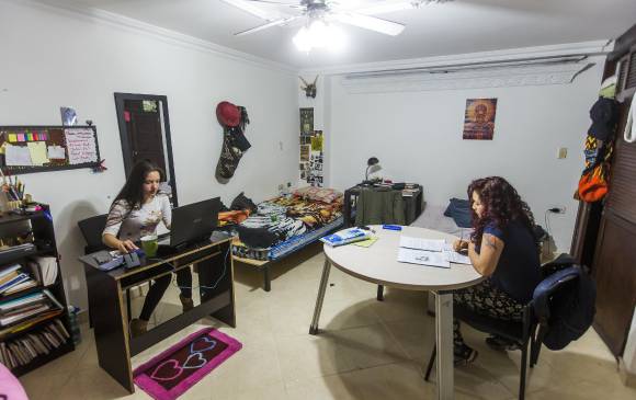 Arriba: En las residencias, las habitaciones son compartidas por 2 personas. Abajo: Fachada de la residencia de la Universidad Nacional en Laureles-Estadio. FOTOS Carlos Velásquez