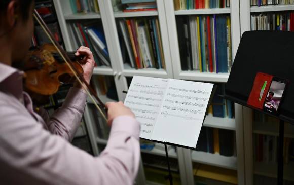 Cada músico se grabó con el celular y luego envió la grabación. FOTO AFP Cada músico se grabó con el celular y luego envió la grabación. FOTO AFP