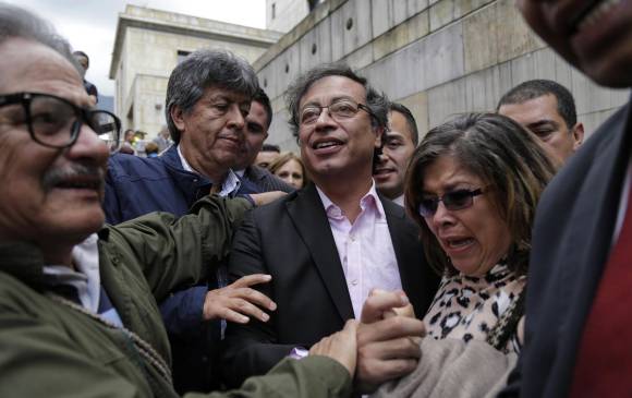 El senador Petro arribó ayer a la Corte Suprema de Justicia para pedir que se abra una investigación en este caso. FOTO COLPRENSA