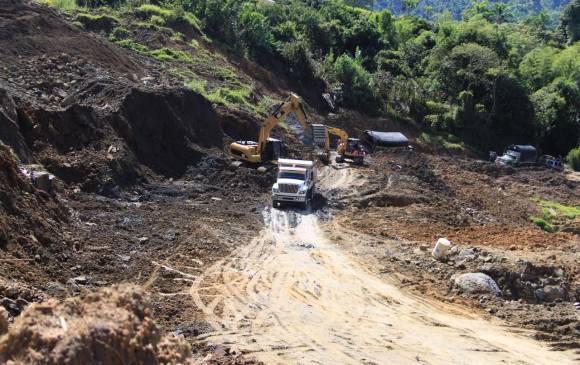 El tramo reabierto, sigue siendo complejo para los vehículos y solo se hará por intervalos de horas que serán definidos por los alcaldes de la zona. El tránsito será apto para camperos y camiones. Foto: cortesía