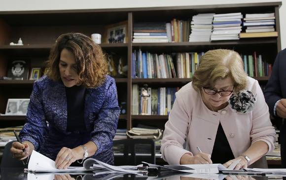 El 13 de septiembre de 2018 la ministra del Interior, Nancy Patricia Gutiérrez (izquierda) y la ministra de Justicia, Gloria María Borrero (derecha), radicaron la reforma a la justicia. Para ambas era fundamental lograr la aprobación del Congreso. FOTO colprensa