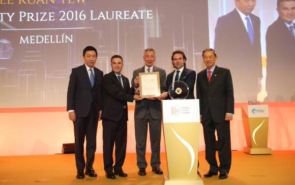 Aníbal Gaviria y Federico Gutiérrez, anterior y actual alcalde de Medellín, recibieron el “Premio Nobel de Ciudades’ el 11 de julio 2016. FOTO CORTESÍA ALCALDÍA de medellín