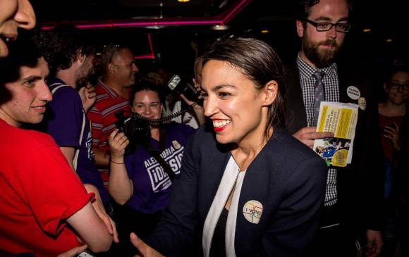 En las elecciones primarias del Partido Demócrata en el estado de Nueva York, Alexandria sorprendió al imponerse sobre el representante Crowley con 57 % de los votos frente a 42 %. FOTO afp