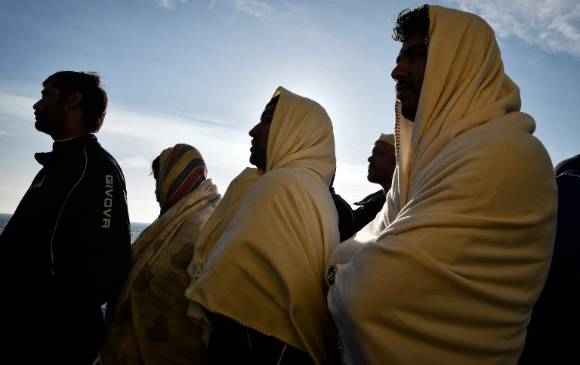 Los migrantes observan la costa siciliana desde el MV Aquarius, un barco de rescate contratado por las organizaciones humanitarias SOS Mediterranee y Médicos Sin Fronteras (MSF - Medecins sans frontieres). FOTO AFP
