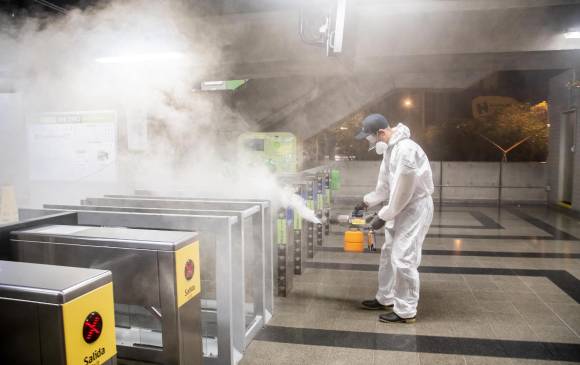 Actúa contra bacterias, virus, hongos y protozoos, y tiene una duración residual de 15 días posteriores a su aplicación, sin generar afectaciones para los humanos.