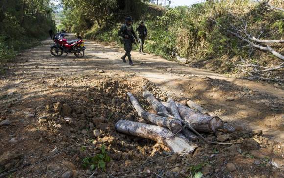 En la zona del ataque quedaron restos de armamento de los policías que algunos labriegos quisieron tomar, pero agentes que custodiaban el sitio impidieron que se los llevaran. FOTO Julio César Herrera