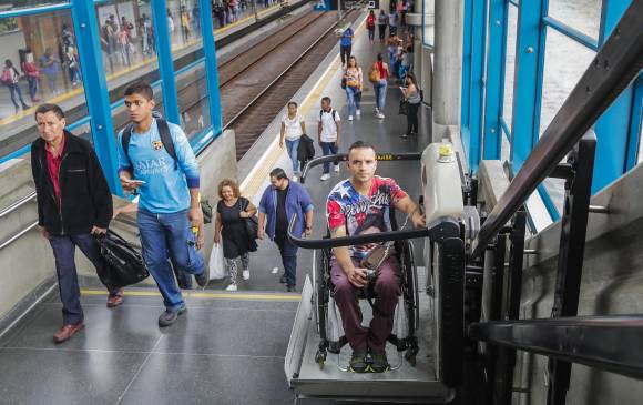 Según el plan maestro, en agosto próximo debe concluir la prueba piloto que se hace en la estación Poblado. En la fotografía, un pasajero utiliza la plataforma electromecánica, sistema que se complementará con otras ayudas. FOTO Manuel saldarriaga