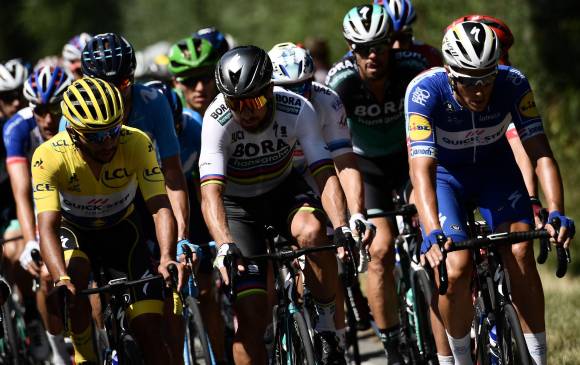 Fernando Gaviria (amarillo) y Peter Sagan (blanco) hablan en carretera, después la camiseta de líder pasó al eslovaco. FOTO afp