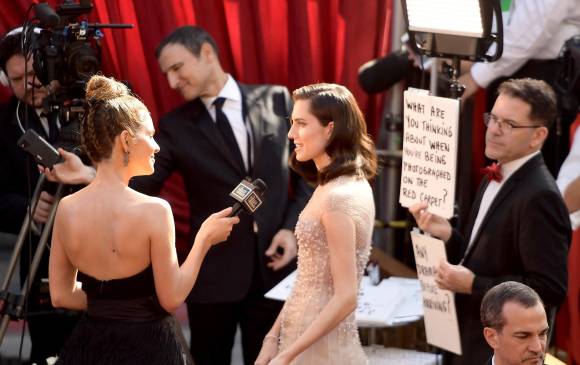 Allison Williams, de la película Huye, en las entrevistas en la alfombra roja. FOTO AFP