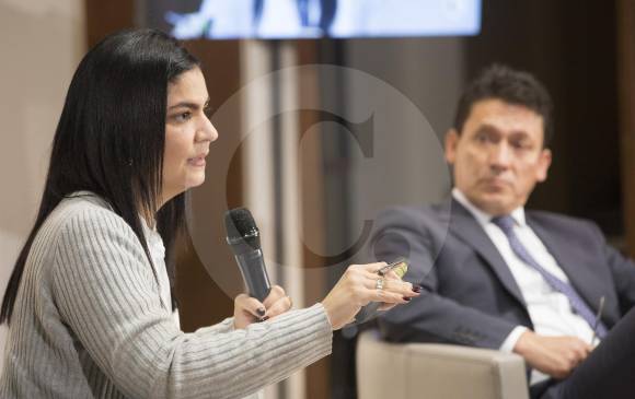 Martha Lucía Ospina Martínez, directora general del Instituto Nacional de Salud, y el experto Henry Garay, moderador del foro “Por un Valle de Aburrá con aire limpio”. FOTO Edwin bustamante