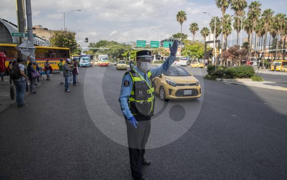 El parque automotor tuvo un incremento del 24 % en el primer día de reactivación económica. Los guardas de tránsito controlaban el flujo de vehículos en las vías de Medellín. FOTO ESTEBAN VANEGAS