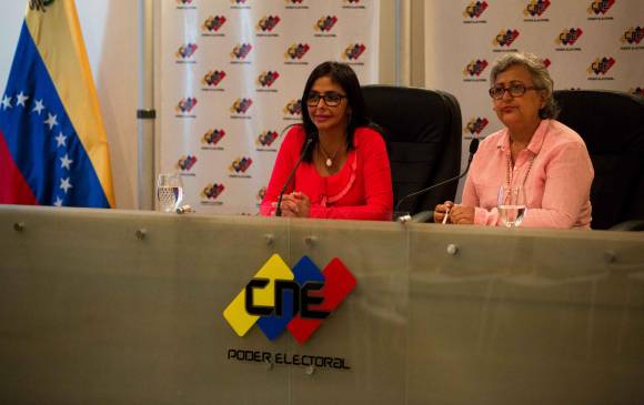 Delcy Rodríguez, presidenta de la Asamblea Nacional Constituyente (ANC) chavista (izquierda), compareció con Lucena y aseguró que trabajarán conjuntamente para buscar otra fecha. FOTO efe