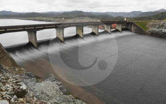 El vertedero tiene siete compartimientos de salida libre que rebosan cuando el agua llega a nivel máximo. FOTO MANUEL SALDARRIAGA