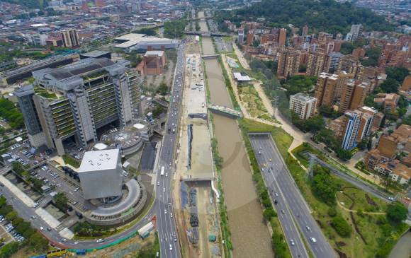 Avance constructivo de la fase 1B (margen oriental del río, izquierda de la foto) y zonas de la etapa 1A, entregadas en agosto de 2016. Ambas conformarán un solo parque. FOTO JUAN DAVID ÚSUGA