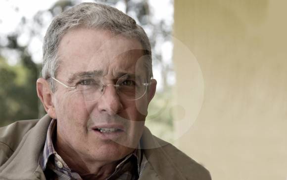 Para el expresidente y senador Álvaro Uribe Vélez la resistencia civil pacífica, pública y argumentada hace parte de la institucionalidad democrática. Sobre lo acordado ayer entre el gobierno y las Farc, dijo que se está dando un golpe de Estado. FOTO Esteban Vanegas