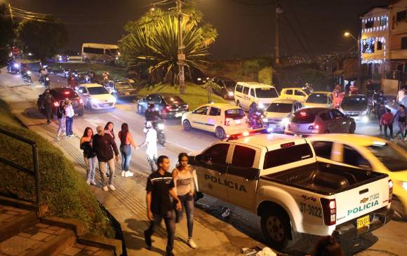 Intervención de la policía para dispersar a las personas en la carrera 88 con calle 80. FOTO EDWIN BUSTAMANTE