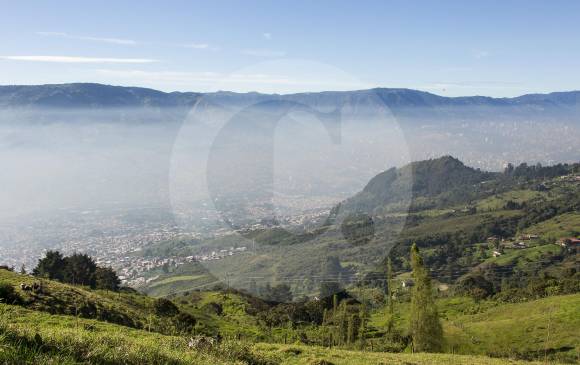 En las ciudades más grandes tiende a ser mayor la contaminación, a veces más sentida por condiciones geográficas o climatológicas. La OMS urge acciones para frenar este creciente problema. En la imagen, el norte de Medellín en 2017. FOTO Carlos Velásquez