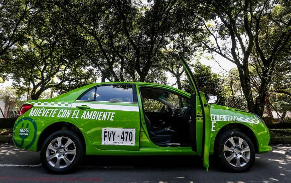 Este es el primer taxi 100 % eléctrico de MedellÃn. Hasta el próximo 30 de junio podrá viajar de forma gratuita. FOTOS julio césar herrera
