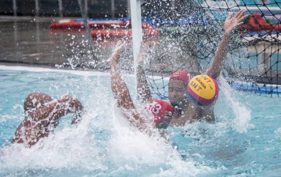Juan Camilo, defendiendo su arco, durante un entrenamiento en la piscina olímpica del complejo acuático. FOTO Santiago mesa