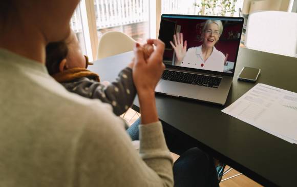 Que los nietos permanezcan conectados con los abuelos usando la tecnología es una de las formas de combatir la soledad que ronda por estos días. Puede ser una charla o un juego. FOTO sstock