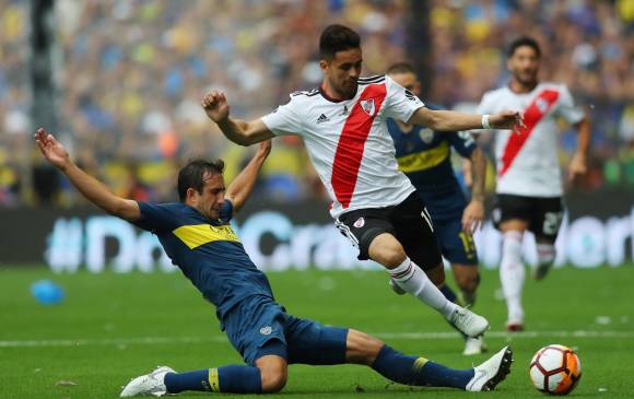 El primer lance resultó generoso en goles, a pesar de dureza en la marca. En acción, Carlos Izquierdoz y Gonzalo Martínez. FOTO Reuters