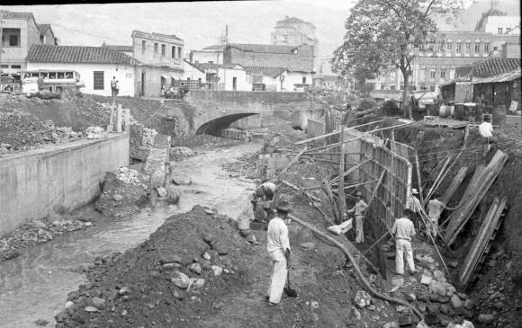 La cobertura se hizo en cuatro etapas, entre los puntos donde están la Minorista y el teatro Pablo Tobón Uribe. En los registros no hay unidad en fechas, pero la primera fase comenzó en 1924 y la última culminó en los 50. FOTO CIP EL COLOMBIANO/Foto Reporter