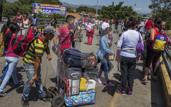 En los puentes internacionales de Cúcuta desde hace una semana se vienen concentrando cientos de personas que buscan llegar a Colombia. El flujo aumentó un 7 %. FOTO Julio César Herrera