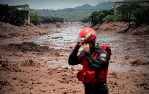 Imagen de los rescatistas en la zona del desastre ambiental en una minera cerca a Brumadinho, localidad de Brasil. FOTO EFE