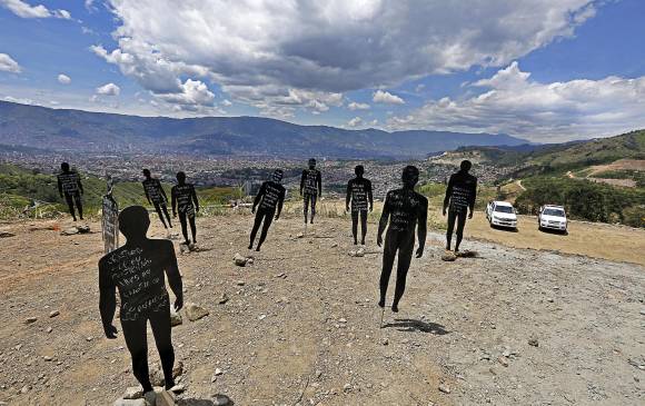 Los familiares de las víctimas y organizaciones de DD.HH. realizaron un acto simbólico en el sector La Escombrera, de la comuna 13, previo al inicio de las excavaciones. FOTO henry agudelo.