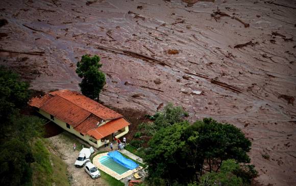 Fotografía aérea de este sábado del desastre causado por la rotura de una presa que contenía residuos minerales de la compañía Vale. FOTO EFE