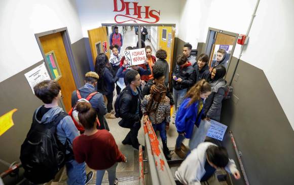 En las escuelas norteamericanas, los estudiantes protestaron por las armas en el país. FOTO AFP