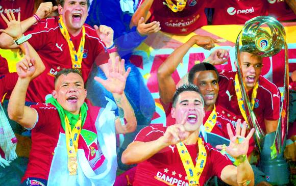 El anhelado sexto título llegó para el DIM gracias a la entrega, dedicación y talento de sus jugadores. Festejan Mao Molina, Luis Carlos Arias, Didier Moreno y Leonardo Castro. FOTO JUAN A. SÁNCHEZ