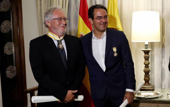 El escritor colombiano Héctor Abad Faciolince y el escritor colombiano Juan Gabriel Vásquez son vistos luego de ser condecorados con la Orden de Isabel la Católica, en el grado de Encomienda y en el Grado de Cruz Oficial respectivamente ayer, 13 de noviembre de 2018. EFE/