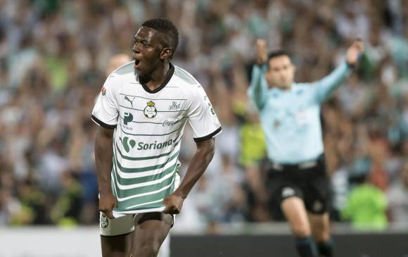 El colombiano Edwuin Cetré, durante una de las celebraciones con el Santos Laguna de México. FOTO EFE