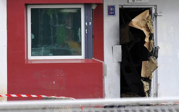 Esta fue la puerta abierta con explosivos por la que Redoine escapó en abril de 2013. FOTO EFE