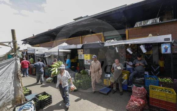 Ubicados en carpas a un costado del bloque 27, que ardió el 10 de julio hace un año, los comerciantes esperan una solución que no los vaya a dejar en la calle. FOTO manuel saldarriaga