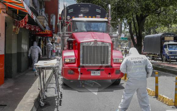 La bicicleta quedó debajo del vehículo de carga. FOTO ROBINSON SÁENZ