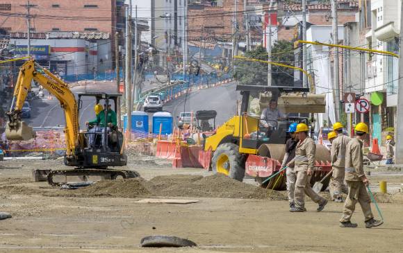 En el primer trimestre de este año el sector constructor se contrajo 8,2 %, según registros del Dane. La construcción de carreteras de servicio público cayó 6,4 %. FOTO Juan Antonio Sánchez