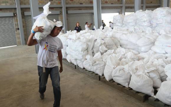Centro de acopio de ayuda humanitaria en Cúcuta. Frente a esto, el presidente Maduro dijo ayer: “un país no se desarrolla con migajas y mendicidad, y lo decimos con dignidad”. FOTO efe