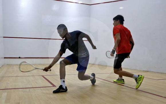 Ronald Palomino (de azul) fue el ganador de la medalla de oro en la categoría sub-19, en la que la antioqueña Sophia Giraldo, en damas, se quedó con el bronce. FOTO juan antonio sánchez