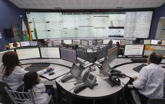 Desde el Centro Nacional de Despacho de XM, filial de ISA, se coordina la atención de la demanda de energía eléctrica del país. Cada cuatro segundos recibe 15 mil indicadores del sistema, pero tiene capacidad para recibir hasta 200 mil. FOTO Manuel Saldarriaga