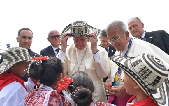 Su Santidad recibió regalos típicos en Cartagena, el sombrero vueltiao fue uno de ellos.