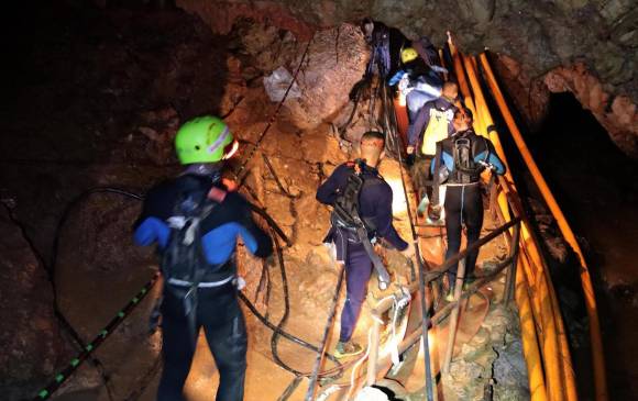Siguen las labores de rescate de los niños atrapados. FOTO EFE