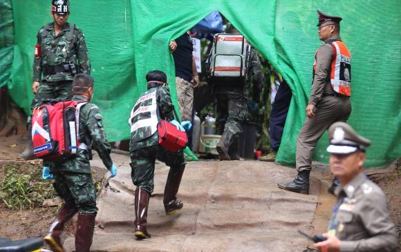 Equipos de rescate en el lugar donde están atrapados los niños del equipo fútbol. FOTO EFE