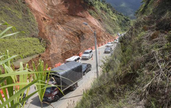 Vía Medellín-Santa Fe de Antioquia, sector La Aldea. FOTO MANUEL SALDARRIAGA