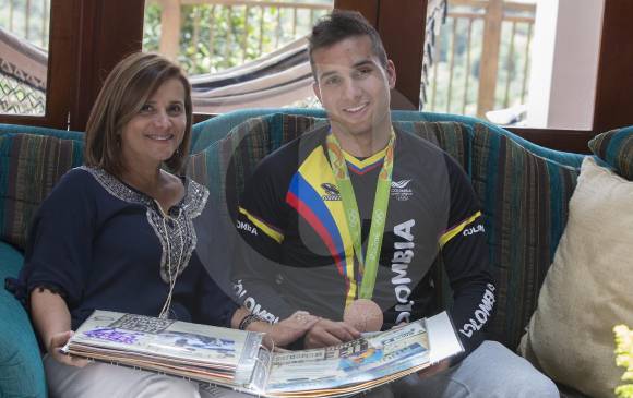 Los días de Carlos Alberto Ramírez pasaron de ser tranquilos y en familia a estar atendiendo medios de comunicación, firmando autógrafos y fotos. FOTO donaldo zuluaga