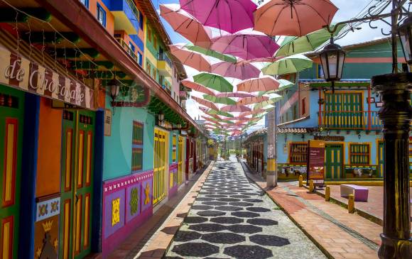 Las postales que ofrece el casco urbano de Guatapé (Oriente) esperan para cuando puedan volver a ser visitadas por nacionales y extranjeros. Allí han cerrado bares y restaurantes. FOTO JUAN A. SÁNCHEZ