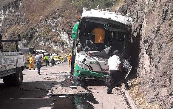 Un aparatoso accidente de trÃ¡nsito ocurriÃ³ en el kilÃ³metro 43 de la vÃ­a que de Pasto, conduce a Mojarras en el departamento del Cauca. Una persona falleciÃ³ y cinco mÃ¡s resultaron heridas. Foto: Colprensa